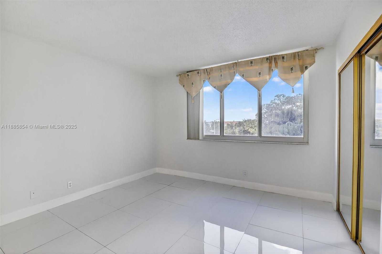 Small Image of 4200 HILLCREST DR #308, Hollywood Number 12