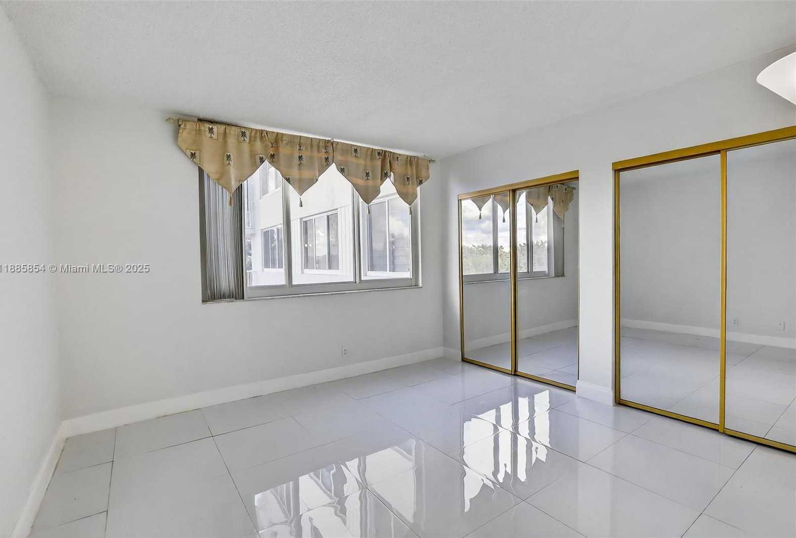 Small Image of 4200 HILLCREST DR #308, Hollywood Number 13