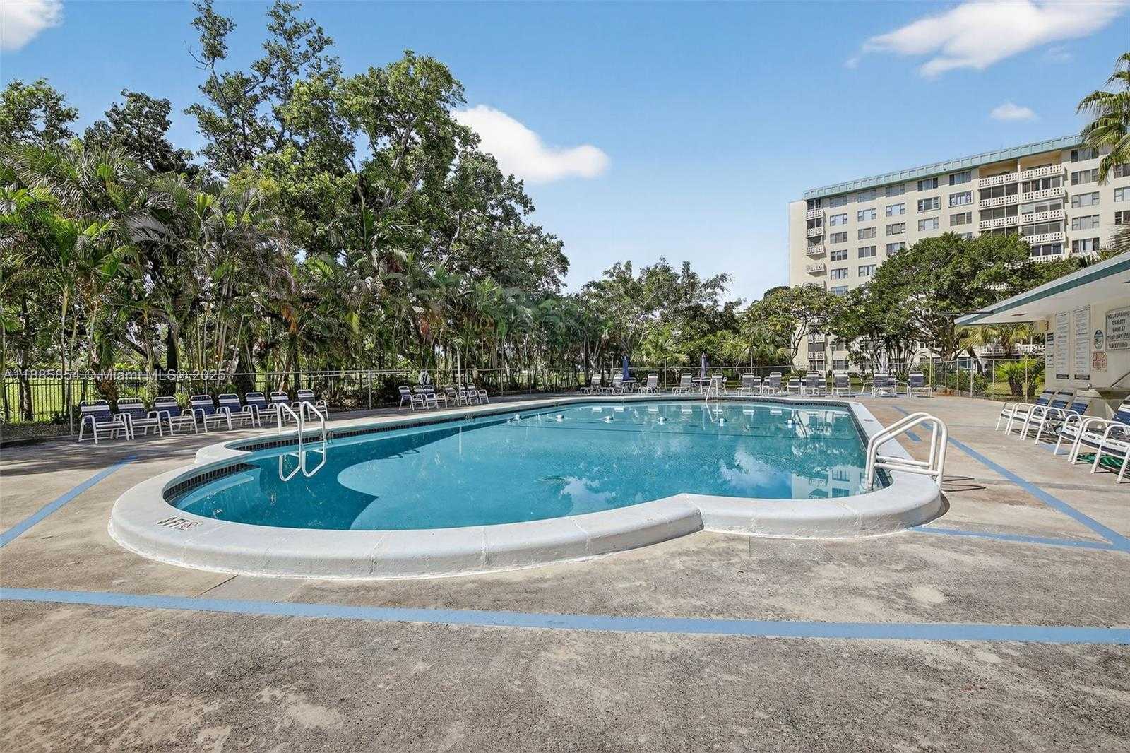 Small Image of 4200 HILLCREST DR #308, Hollywood Number 23