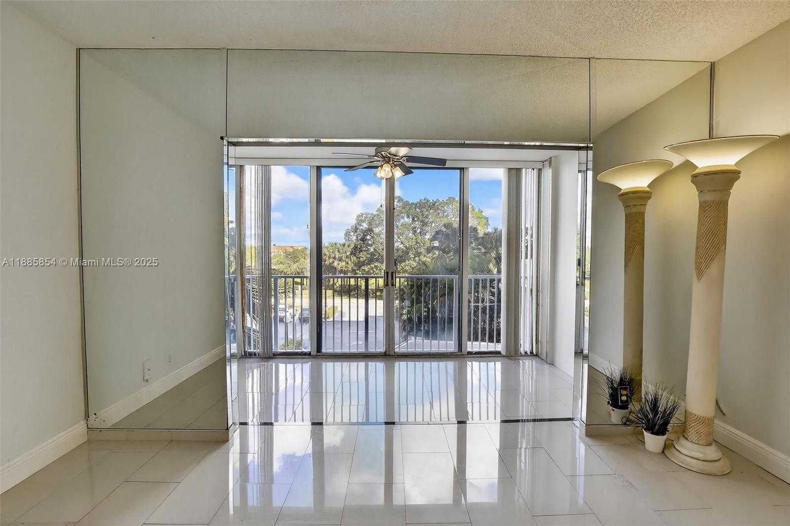 Small Image of 4200 HILLCREST DR #308, Hollywood Number 3