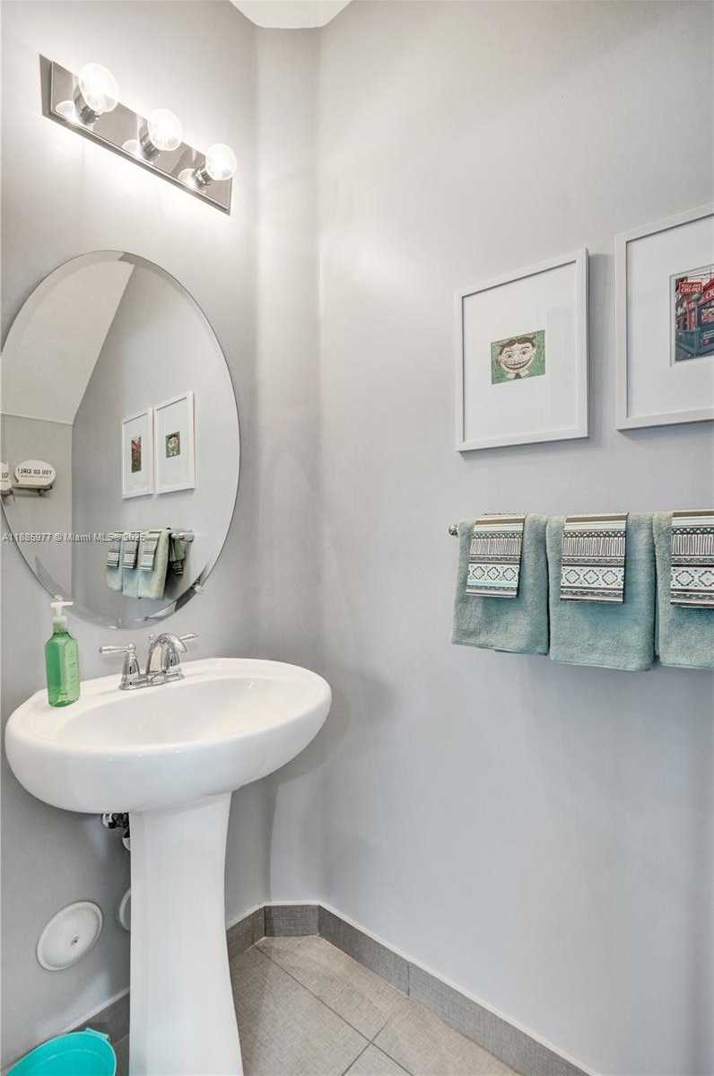 Small Image of 4204 NORTH DIXIE HWY #1, Oakland Park Number 24