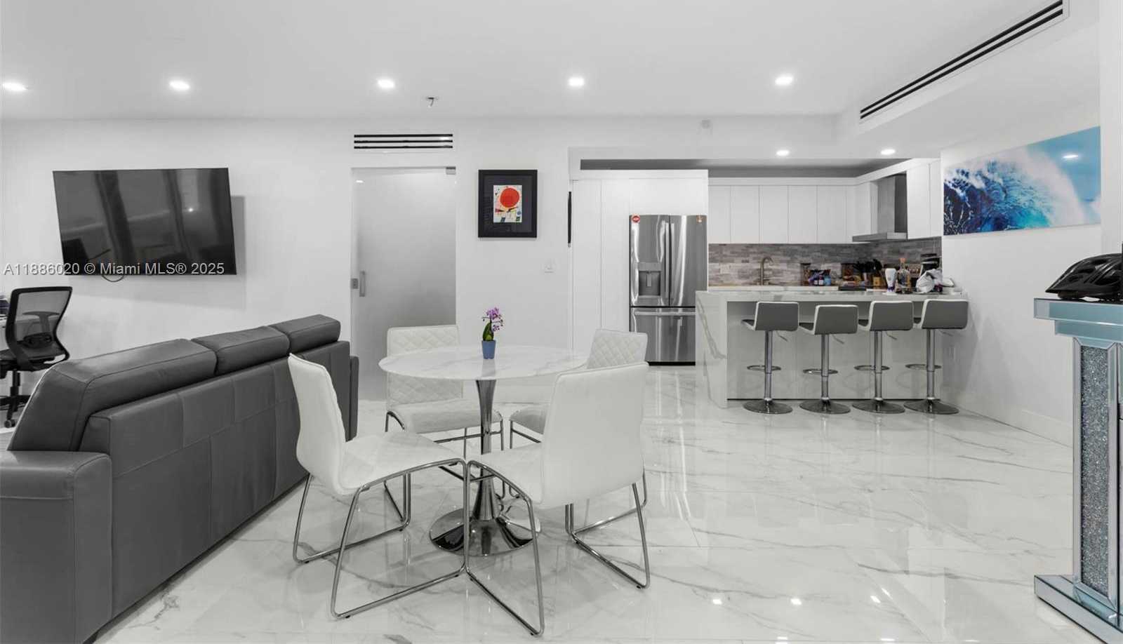 Small Image of 5001 COLLINS AVE #8C, Miami Beach Number 25