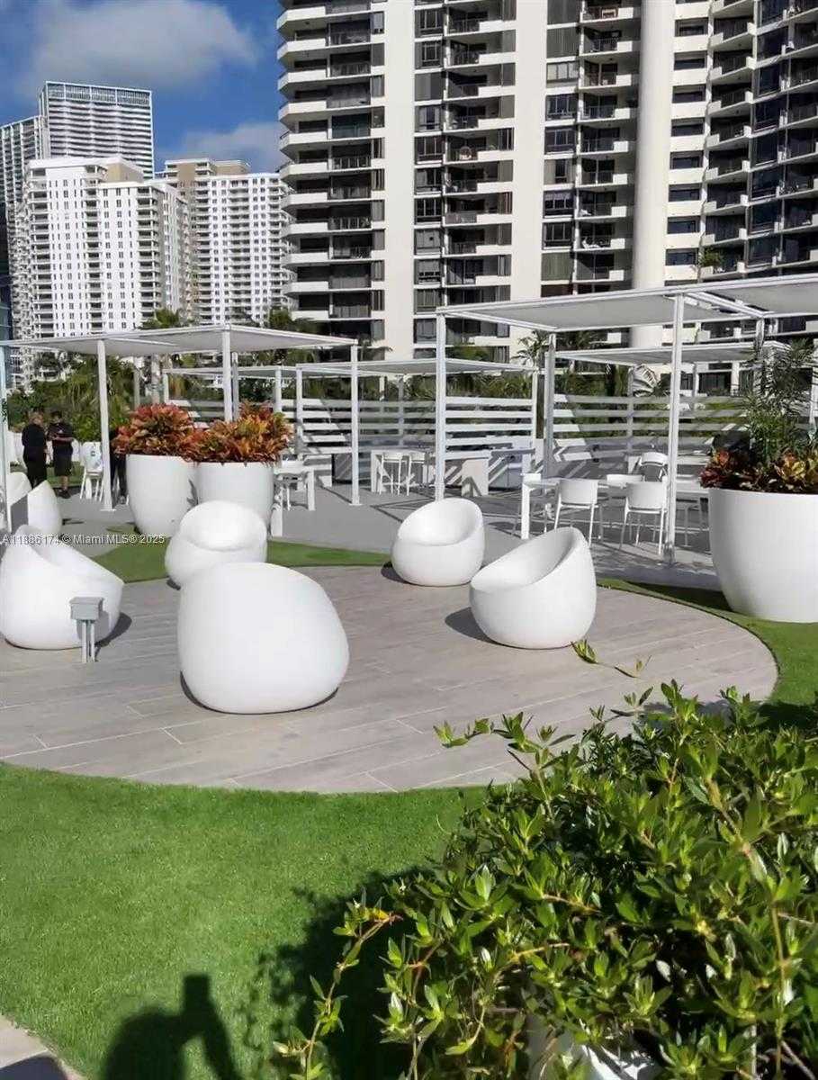 Small Image of 770 CLAUGHTON ISLAND DR #1706, Miami Number 20