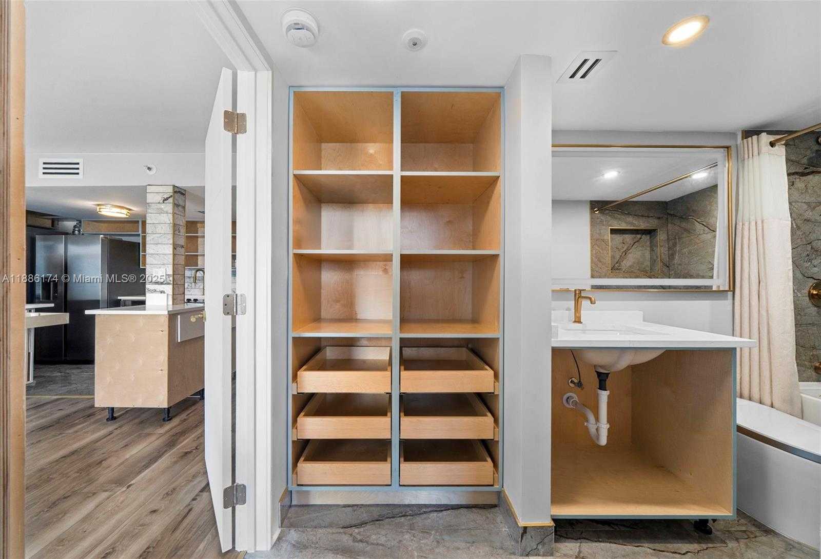 Small Image of 770 CLAUGHTON ISLAND DR #1706, Miami Number 8