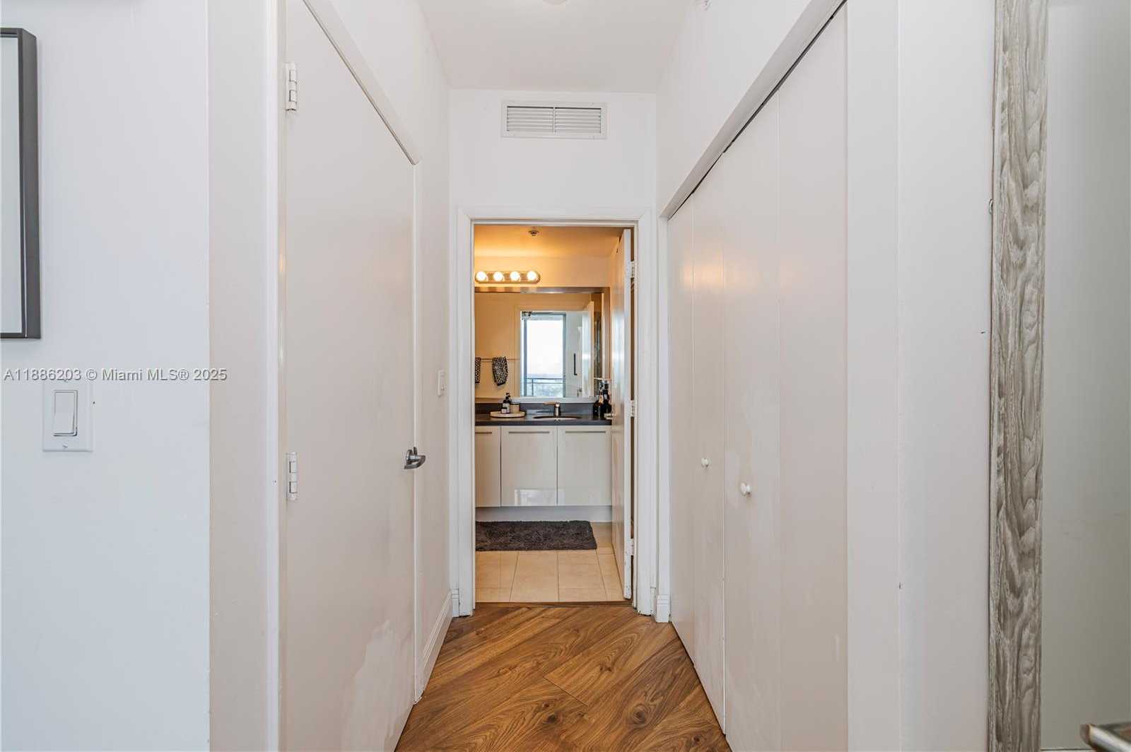 Small Image of 90 SOUTH WEST 3RD ST #3705, Miami Number 14