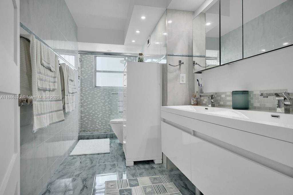 Small Image of 6039 COLLINS AVE #1126, Miami Beach Number 12
