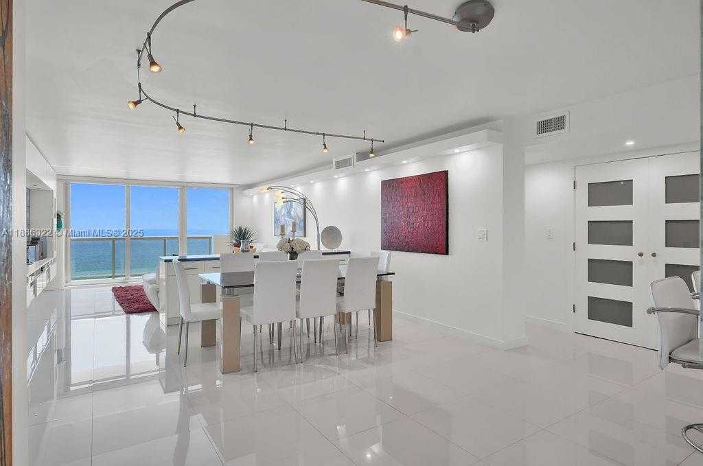 Small Image of 6039 COLLINS AVE #1126, Miami Beach Number 24