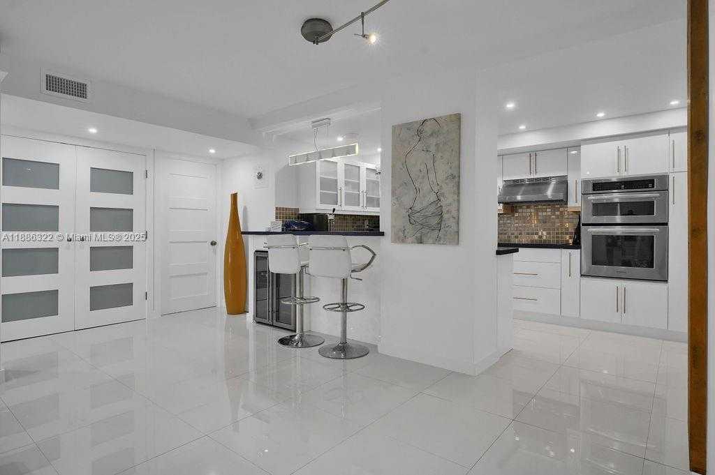 Small Image of 6039 COLLINS AVE #1126, Miami Beach Number 32