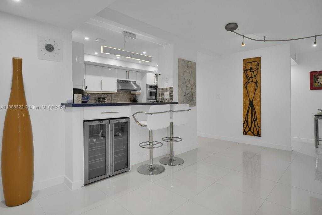 Small Image of 6039 COLLINS AVE #1126, Miami Beach Number 7