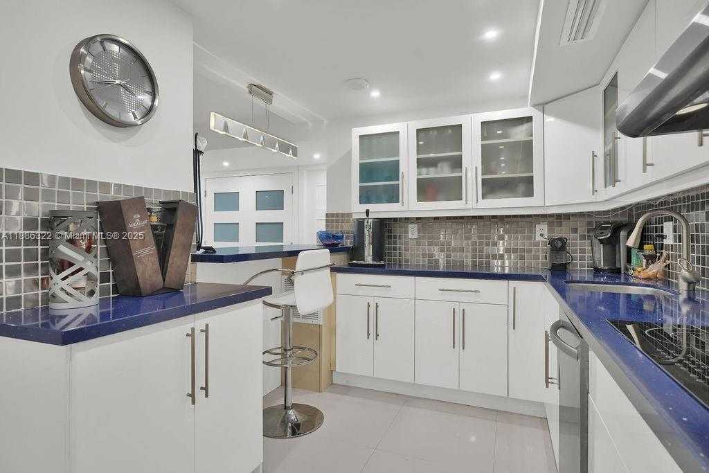 Small Image of 6039 COLLINS AVE #1126, Miami Beach Number 8