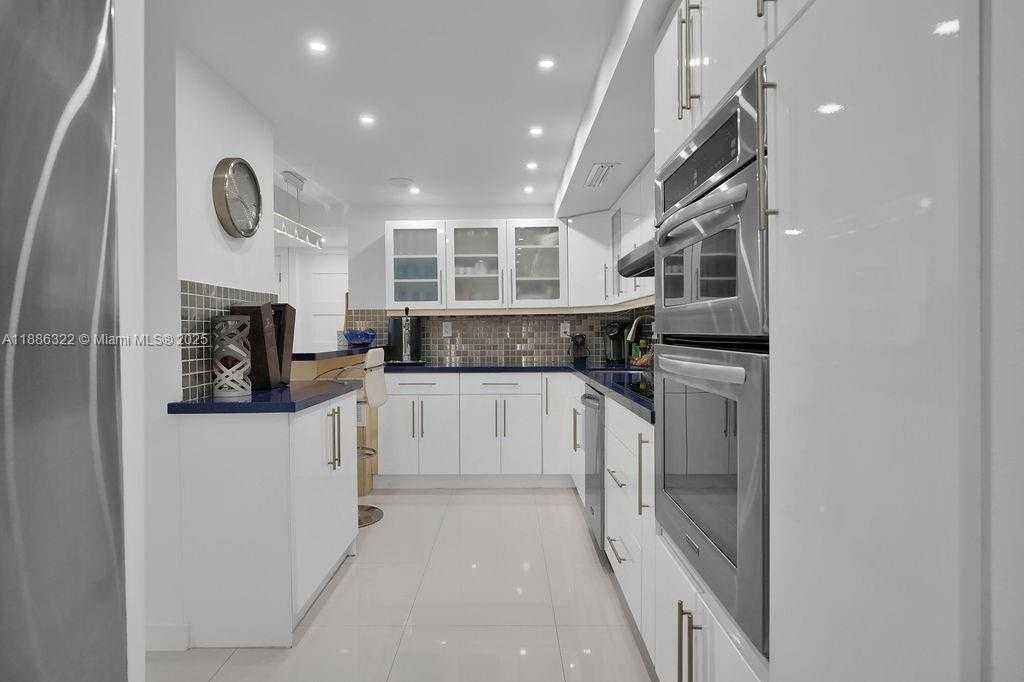 Small Image of 6039 COLLINS AVE #1126, Miami Beach Number 9