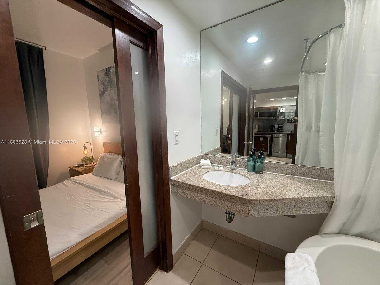 Small Image of 1036 OCEAN DR #B303, Miami Beach Number 5