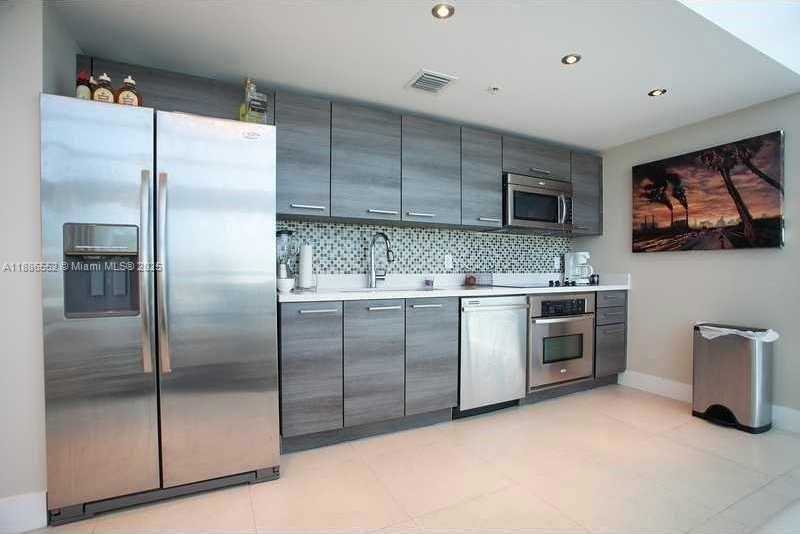 Small Image of 421 MERIDIAN AVE #21, Miami Beach Number 4