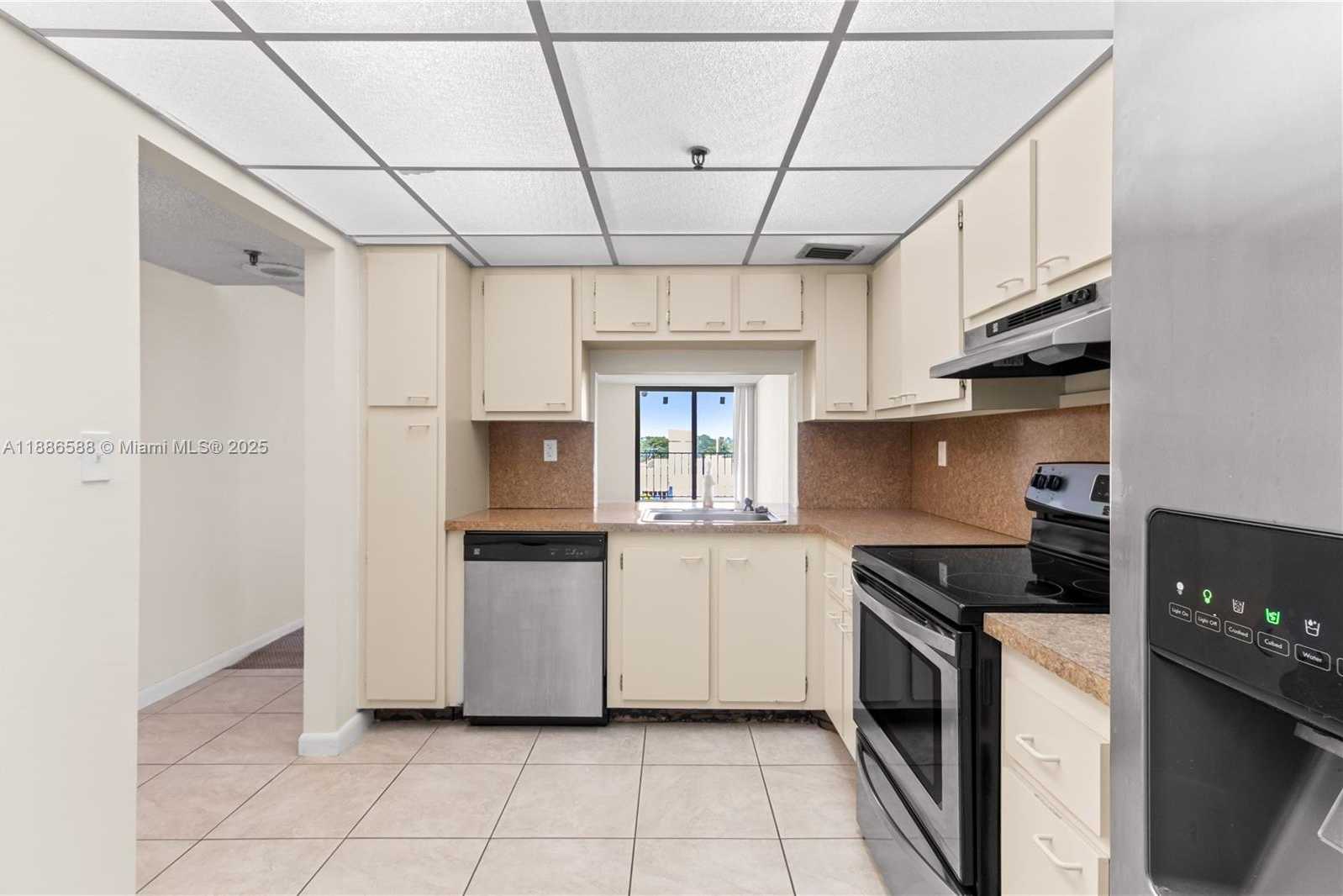 Small Image of 2625 COLLINS AVE #608, Miami Beach Number 4