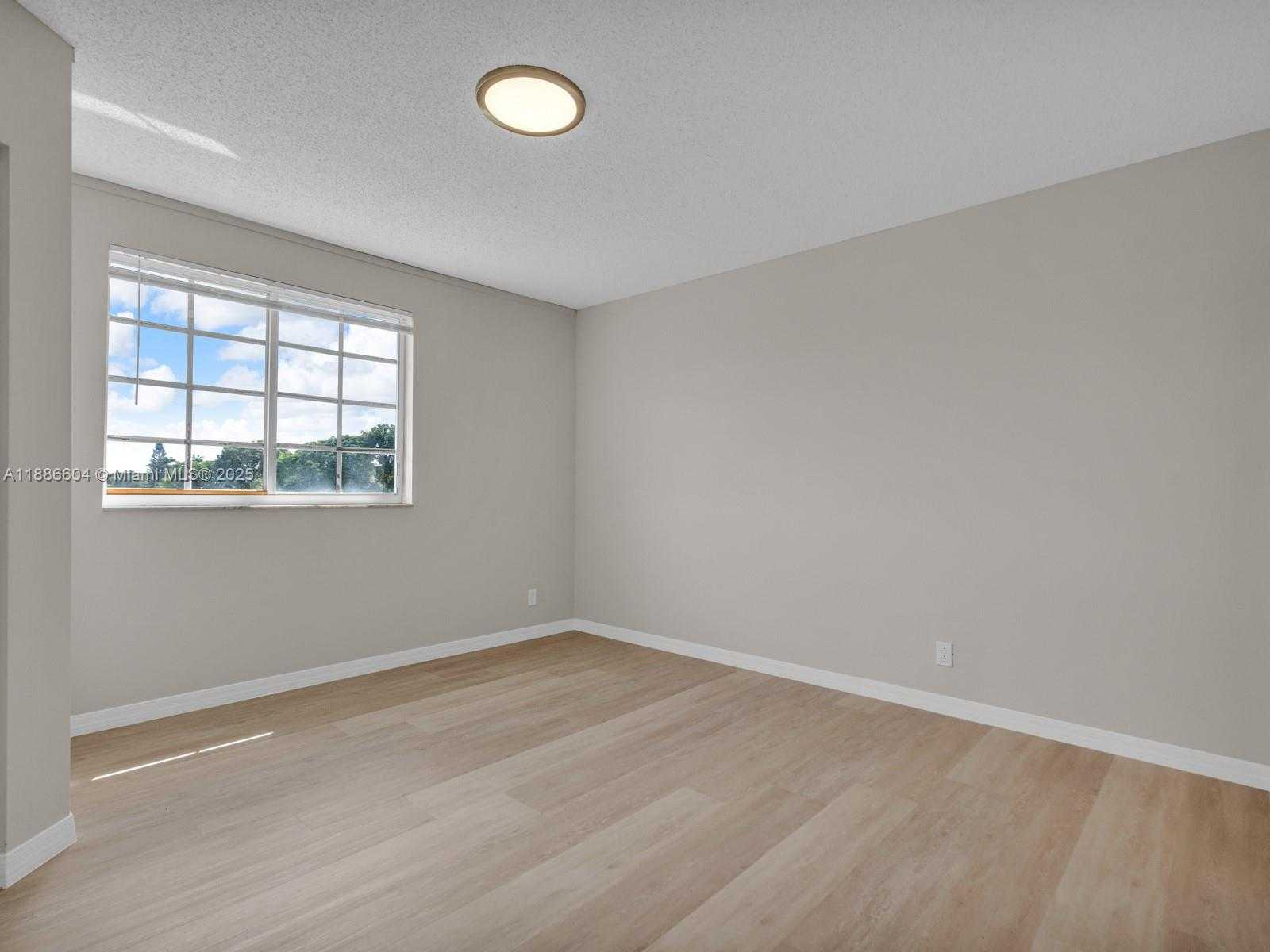 Small Image of 3738 SAN SIMEON CIR, Weston Number 15