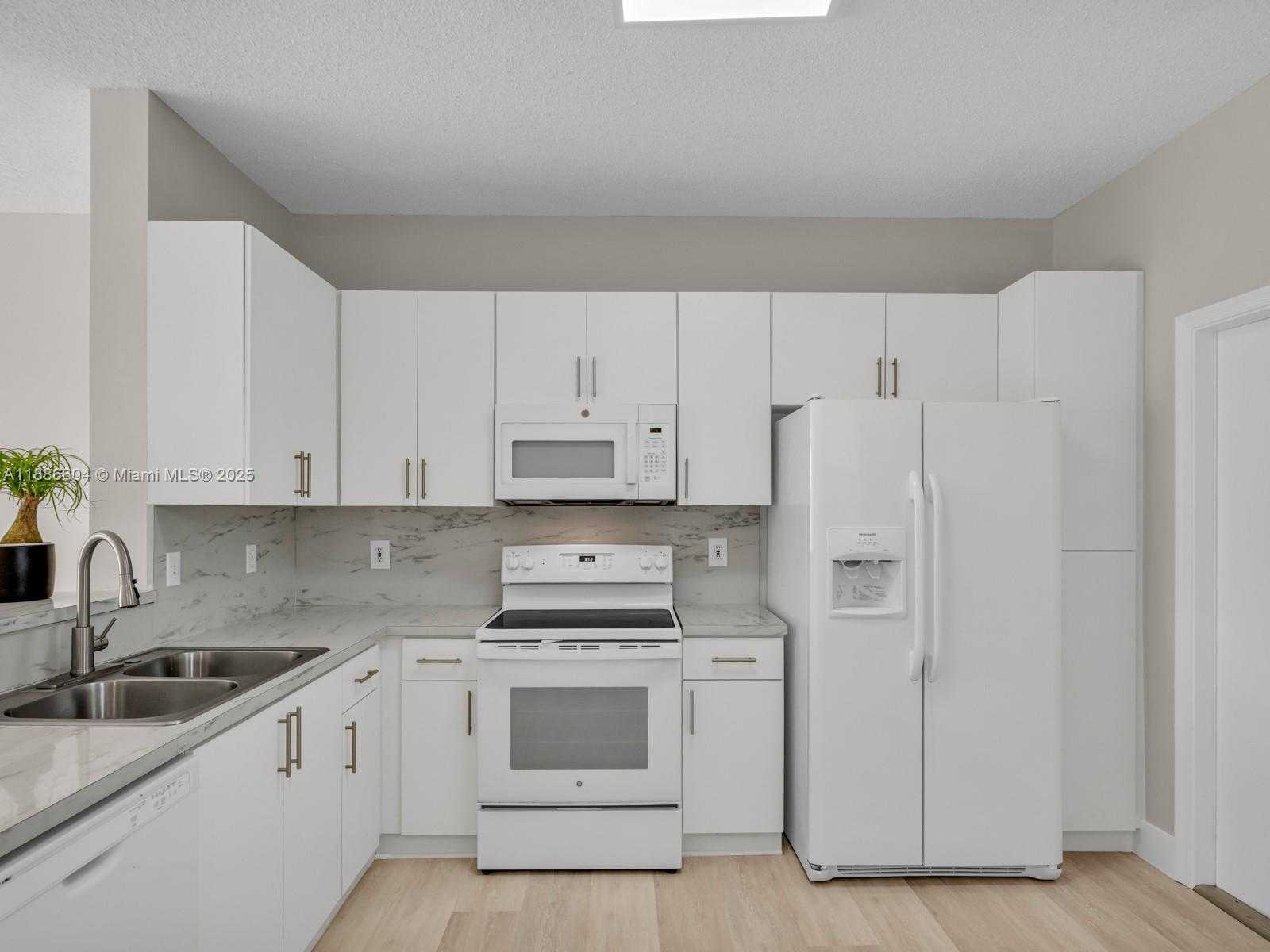 Small Image of 3738 SAN SIMEON CIR, Weston Number 8