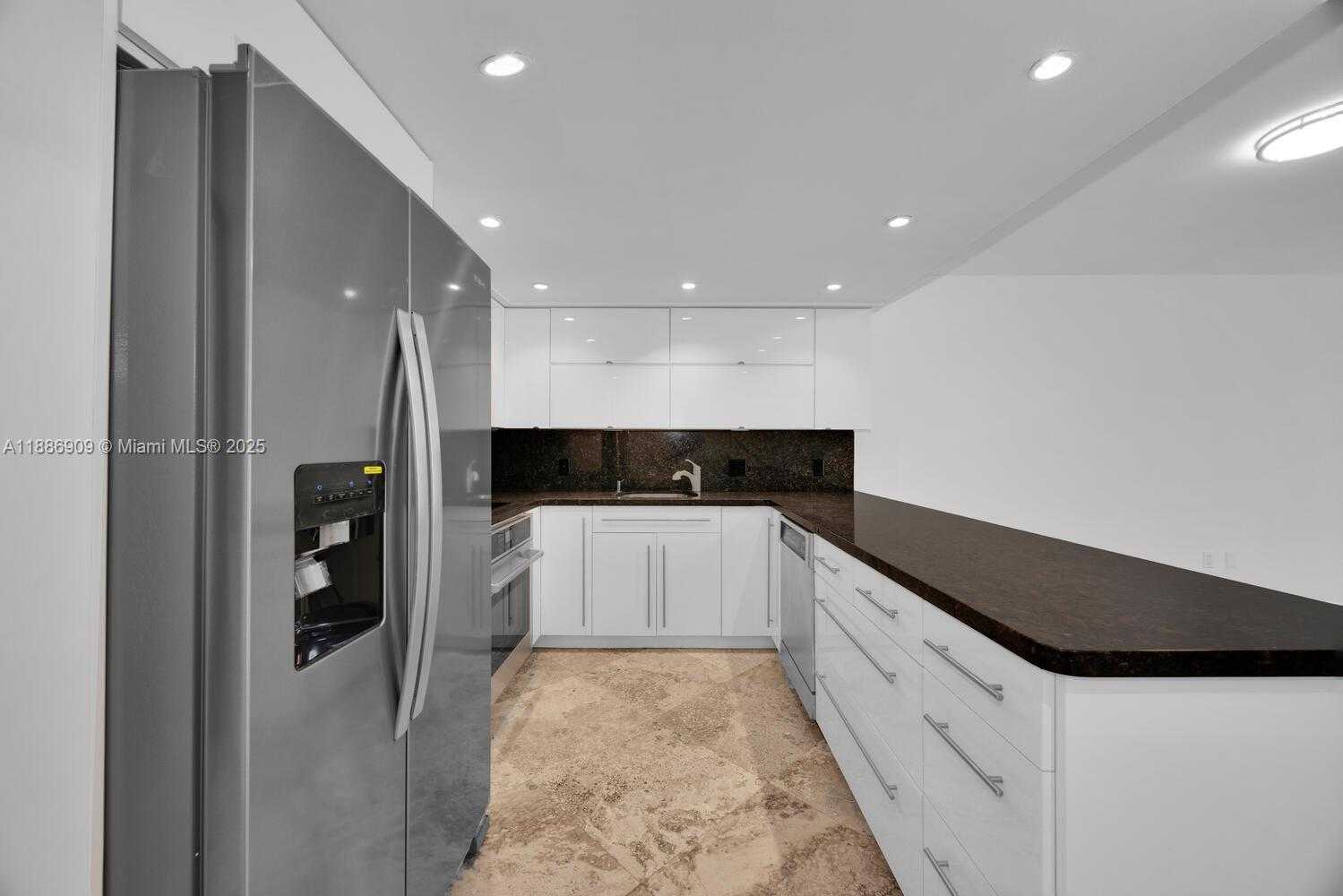 Small Image of 450 GRAPETREE DR #313, Key Biscayne Number 12