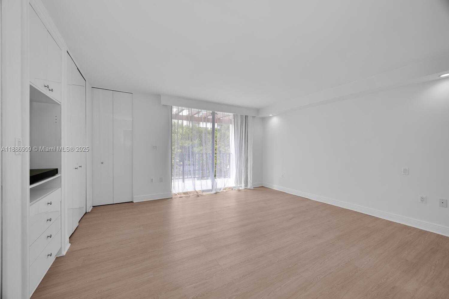 Small Image of 450 GRAPETREE DR #313, Key Biscayne Number 16