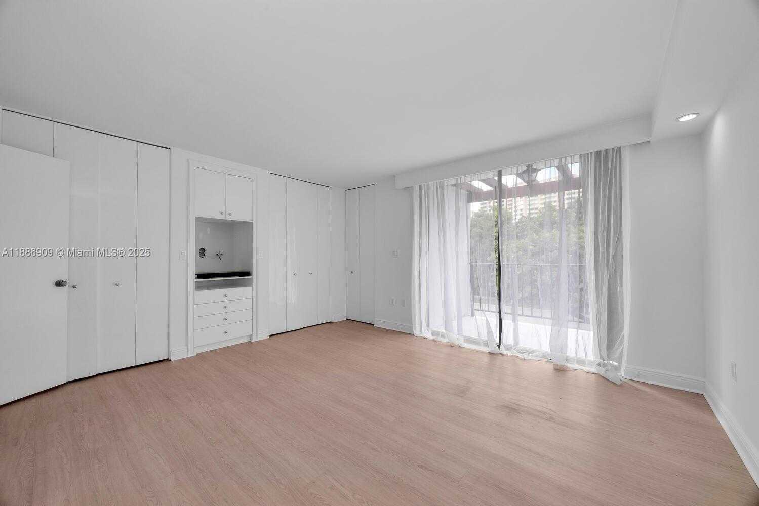Small Image of 450 GRAPETREE DR #313, Key Biscayne Number 17