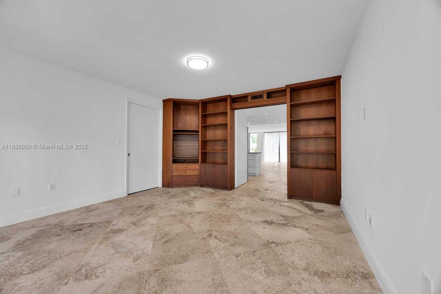 Small Image of 450 GRAPETREE DR #313, Key Biscayne Number 2