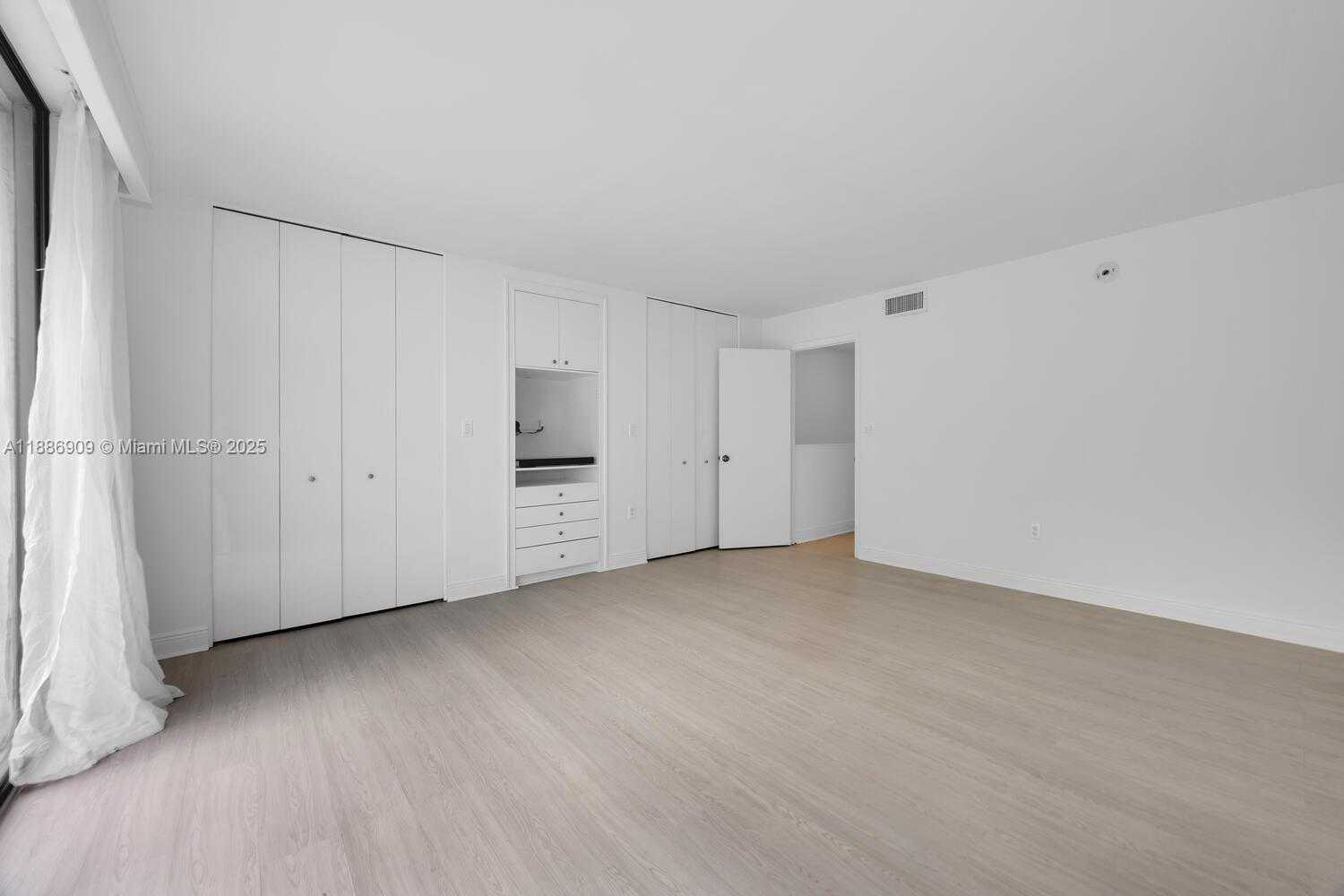 Small Image of 450 GRAPETREE DR #313, Key Biscayne Number 25