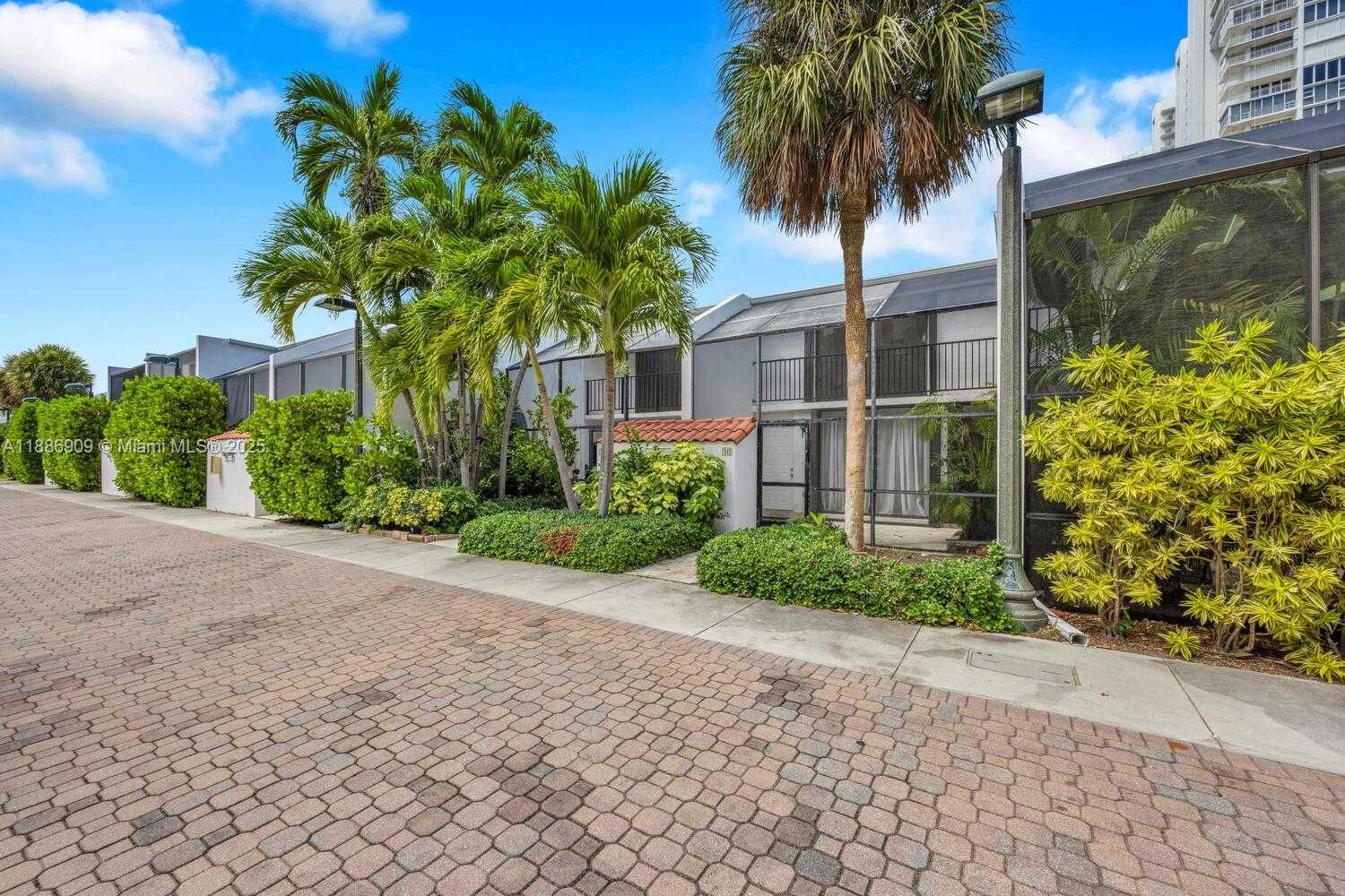 Small Image of 450 GRAPETREE DR #313, Key Biscayne Number 37
