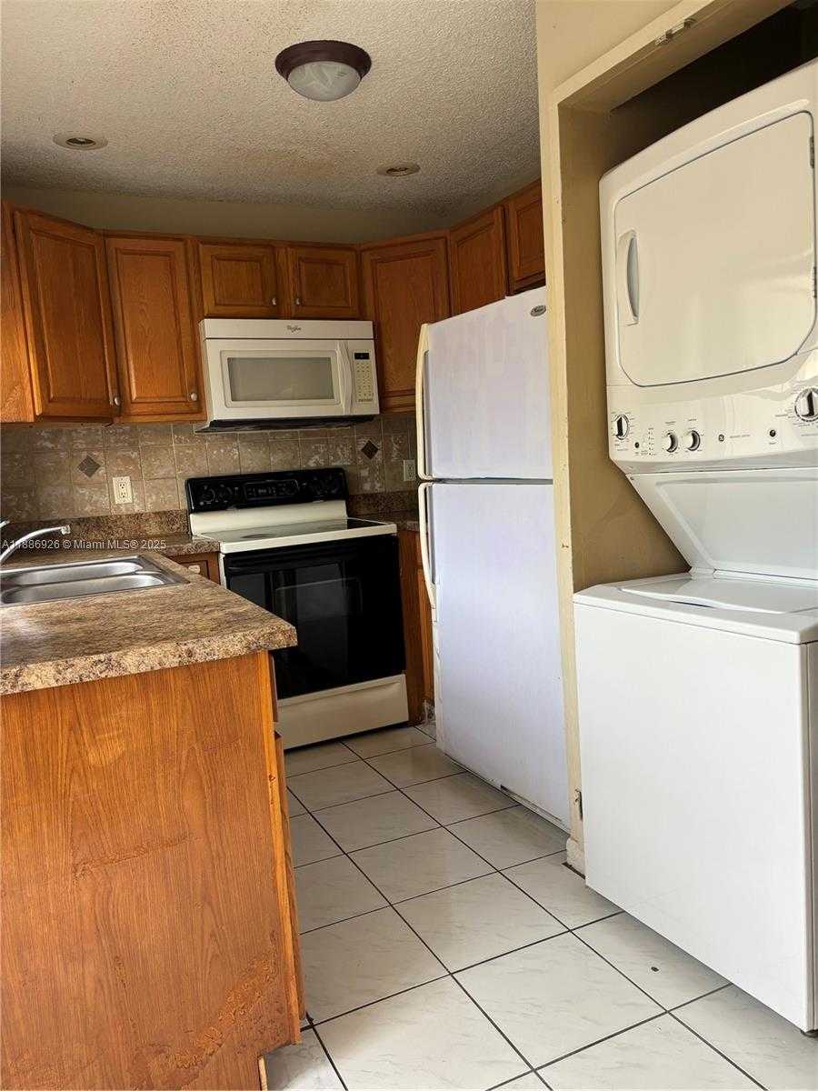 Small Image of 6547 NORTH WEST 170TH TER, Hialeah Number 12