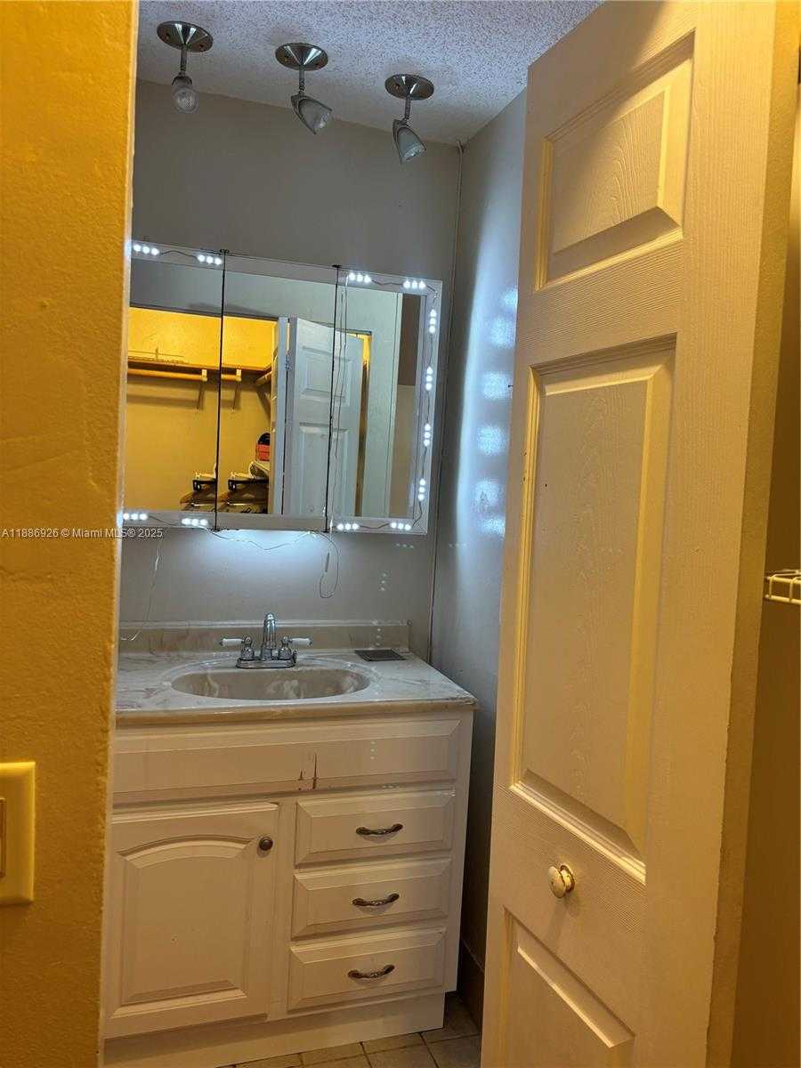 Small Image of 6547 NORTH WEST 170TH TER, Hialeah Number 30