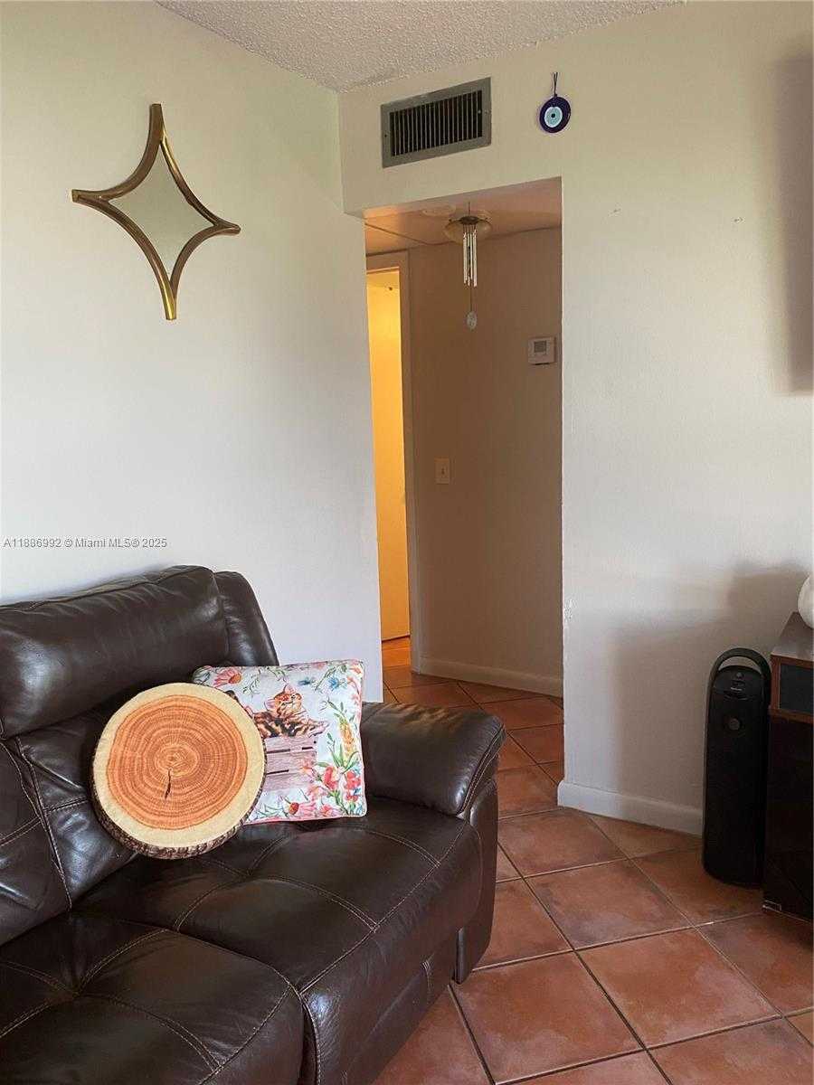 Small Image of 1801 SOUTH TREASURE DR #414, North Bay Village Number 2