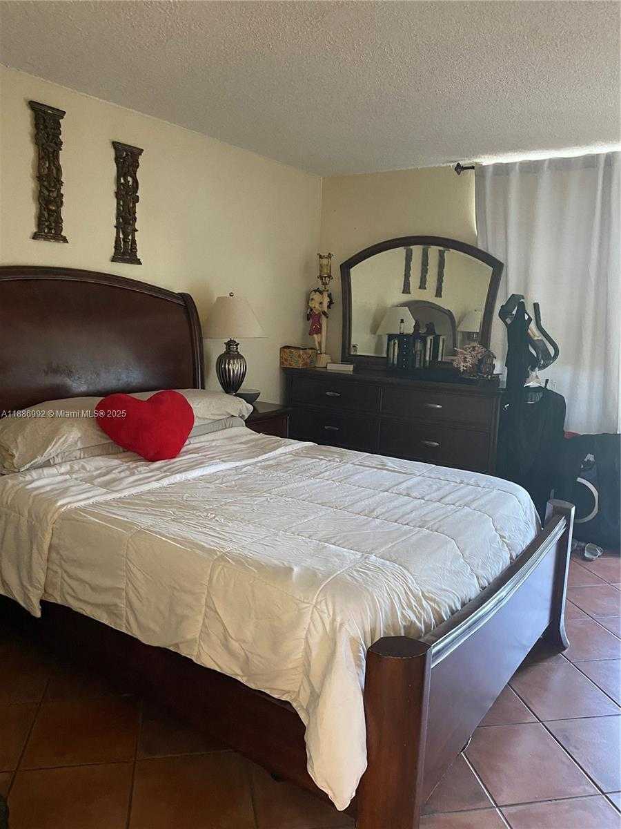 Small Image of 1801 SOUTH TREASURE DR #414, North Bay Village Number 3