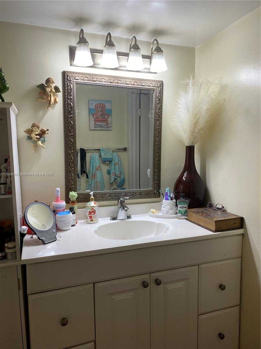 Small Image of 1801 SOUTH TREASURE DR #414, North Bay Village Number 6
