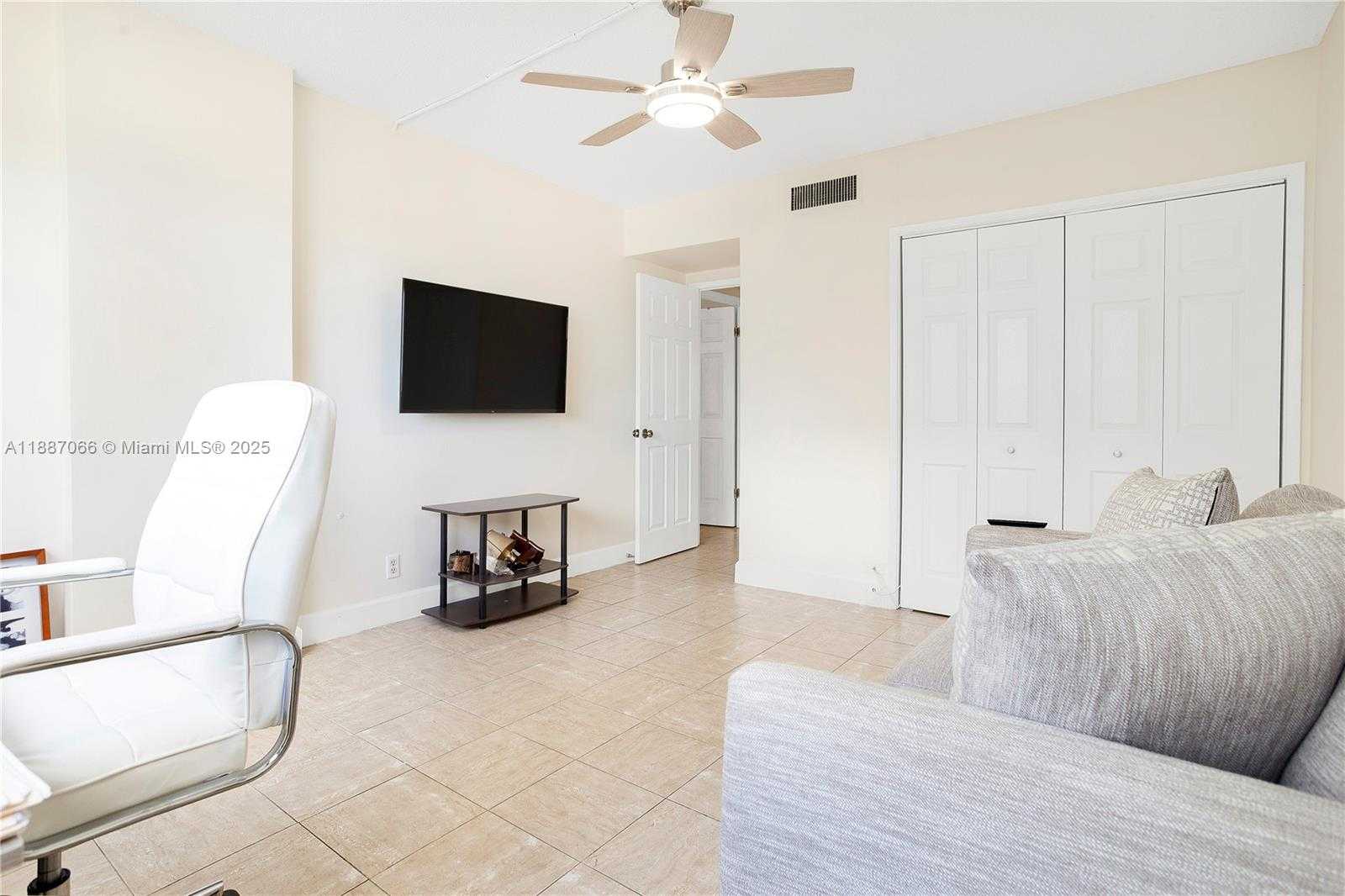 Small Image of 4400 HILLCREST DR #419C, Hollywood Number 19