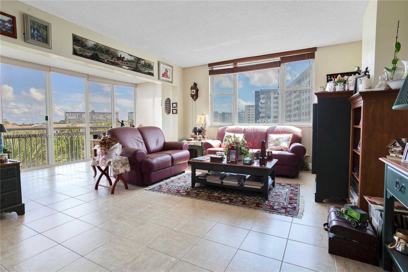 Small Image of 4400 HILLCREST DR #419C, Hollywood Number 2
