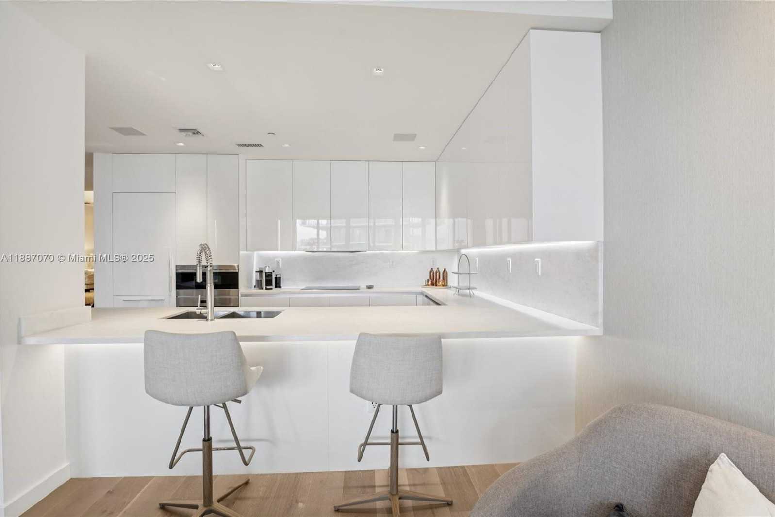 Small Image of 801 SOUTH POINTE DR #602, Miami Beach Number 10