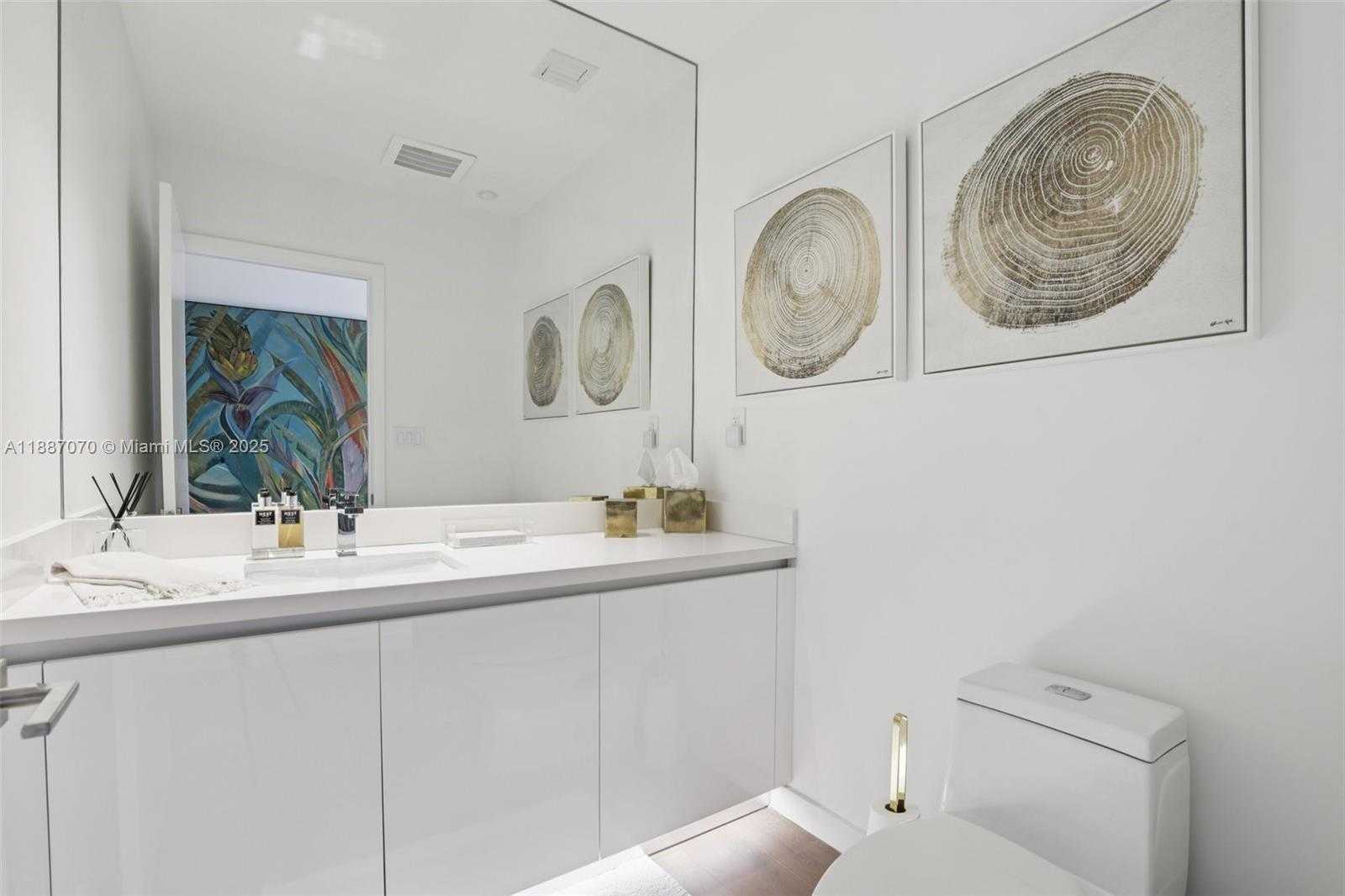 Small Image of 801 SOUTH POINTE DR #602, Miami Beach Number 21