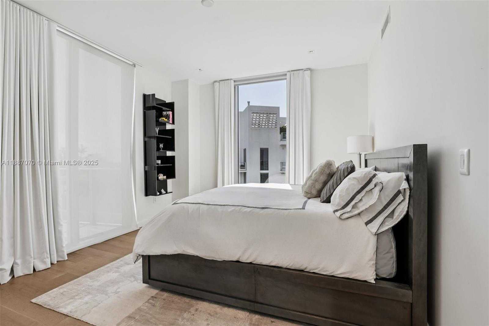 Small Image of 801 SOUTH POINTE DR #602, Miami Beach Number 22