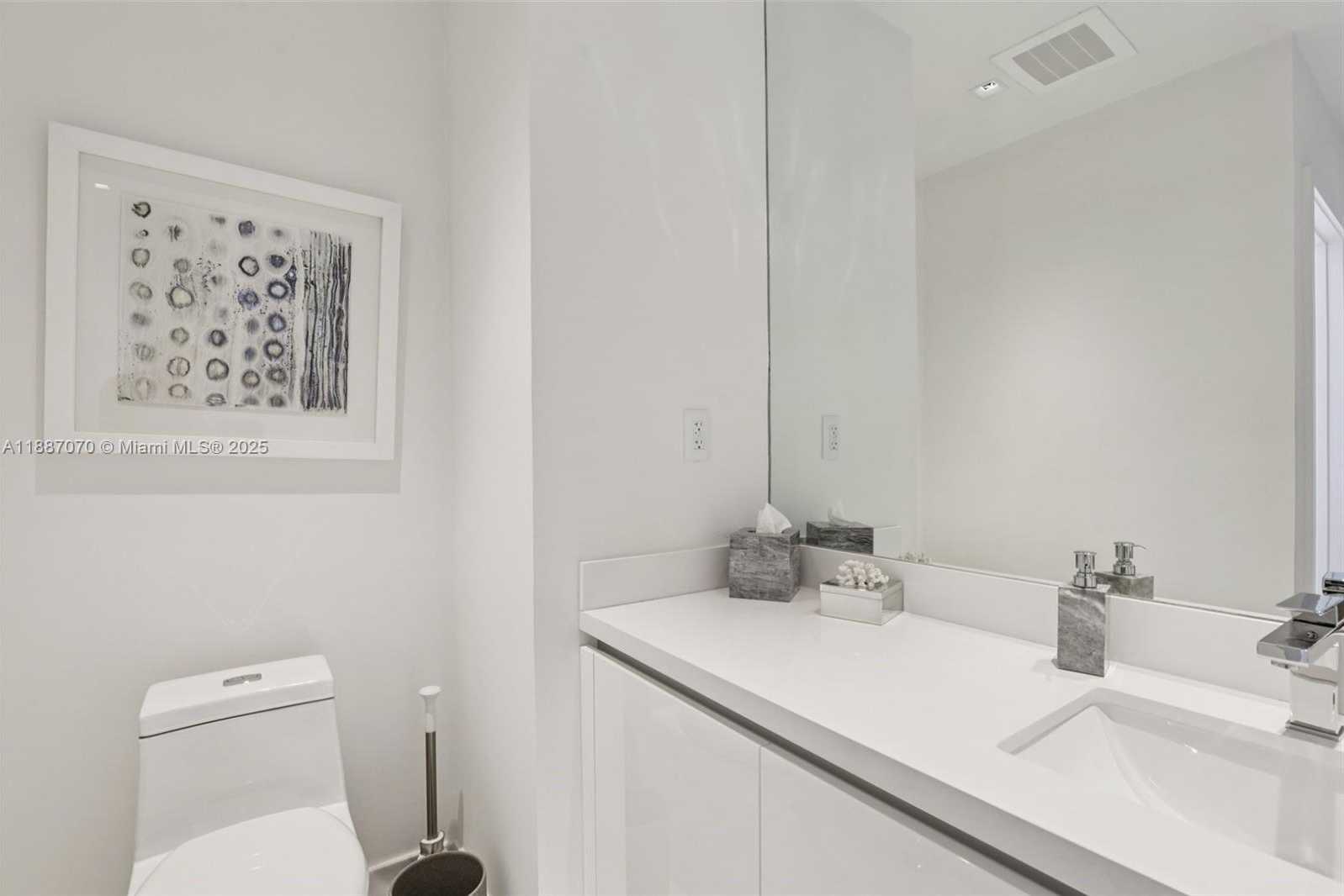 Small Image of 801 SOUTH POINTE DR #602, Miami Beach Number 24