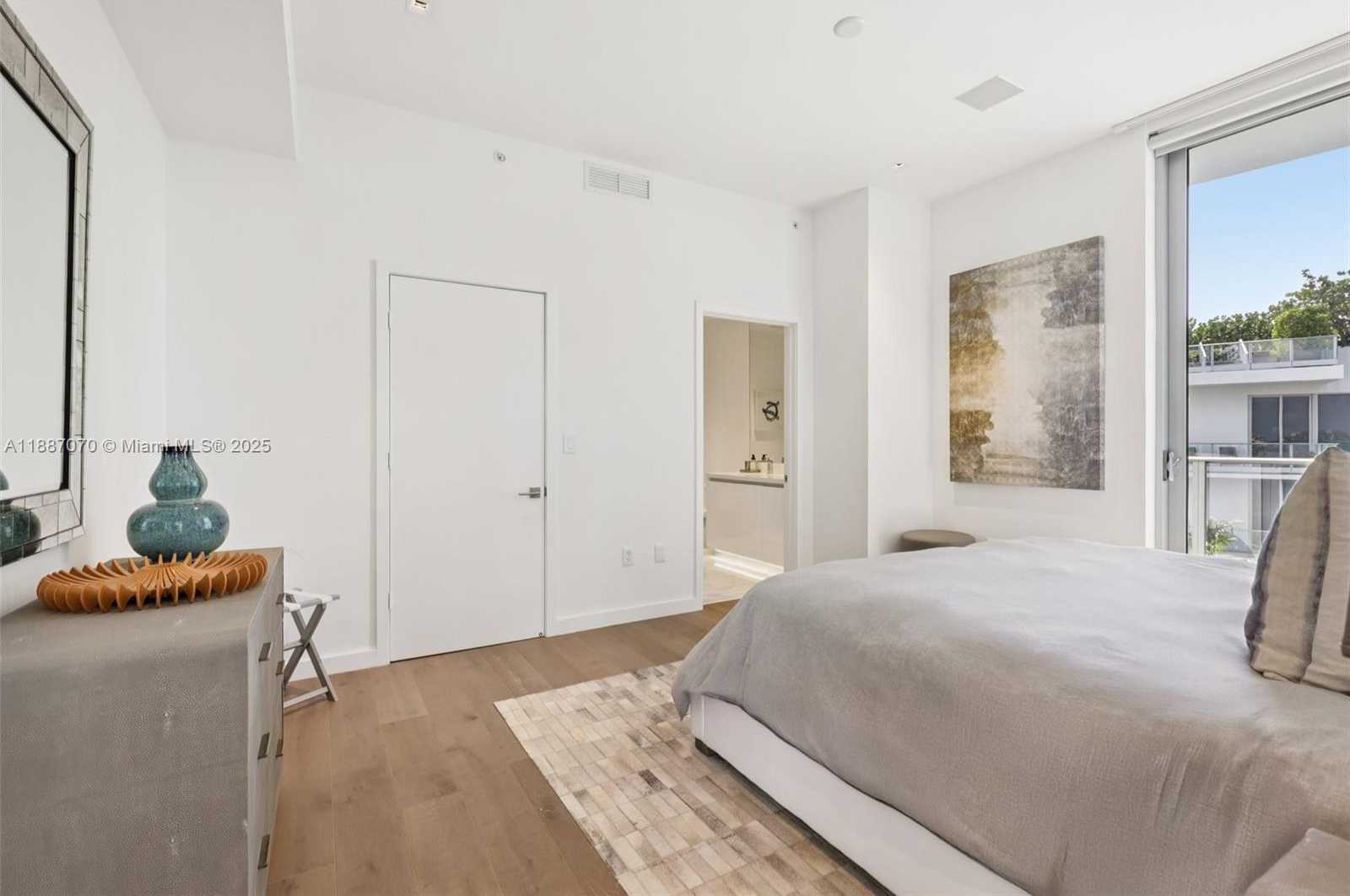 Small Image of 801 SOUTH POINTE DR #602, Miami Beach Number 26