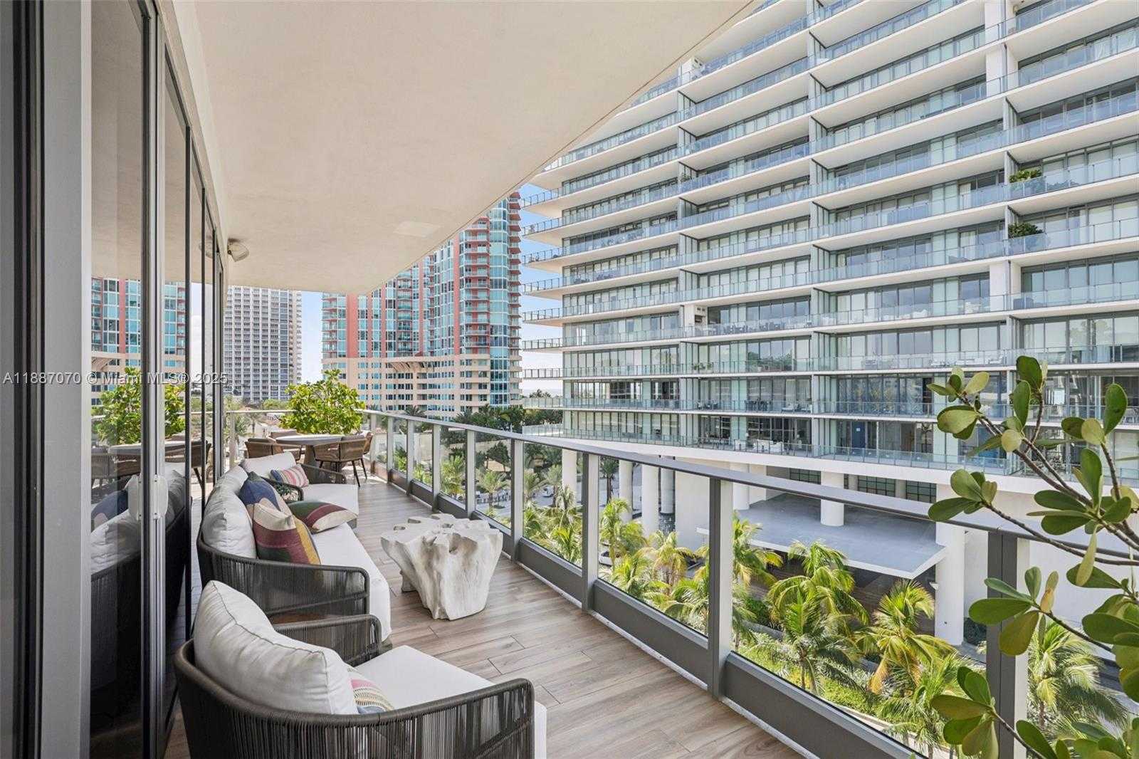 Small Image of 801 SOUTH POINTE DR #602, Miami Beach Number 30