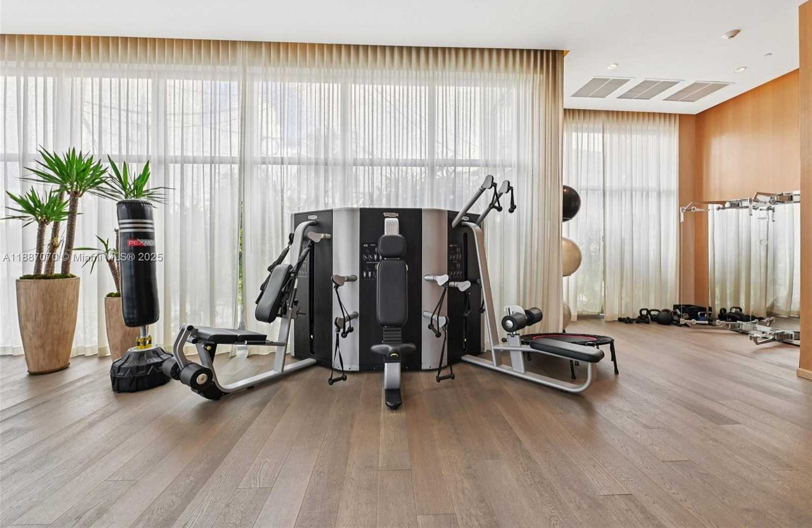 Small Image of 801 SOUTH POINTE DR #602, Miami Beach Number 44