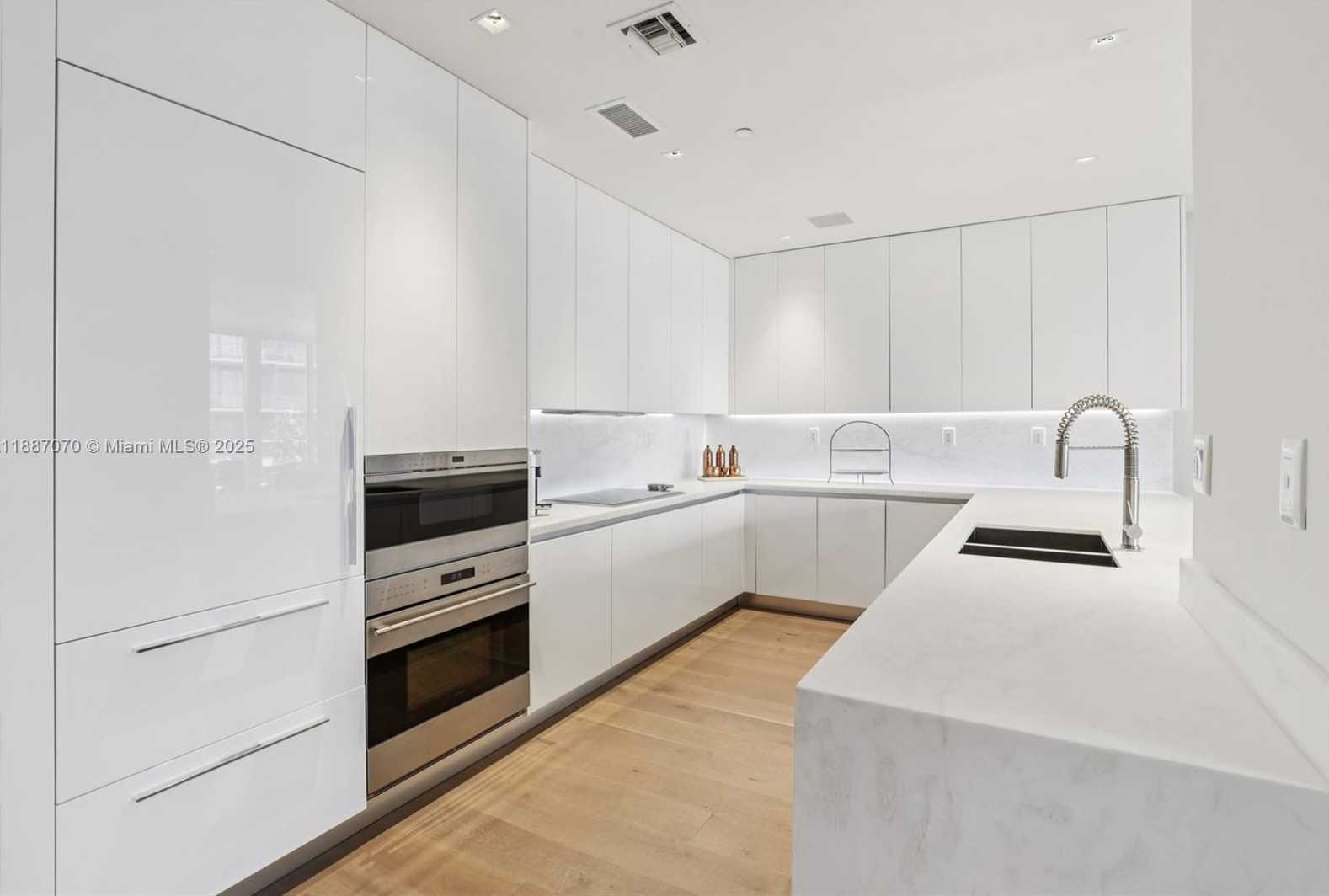 Small Image of 801 SOUTH POINTE DR #602, Miami Beach Number 9