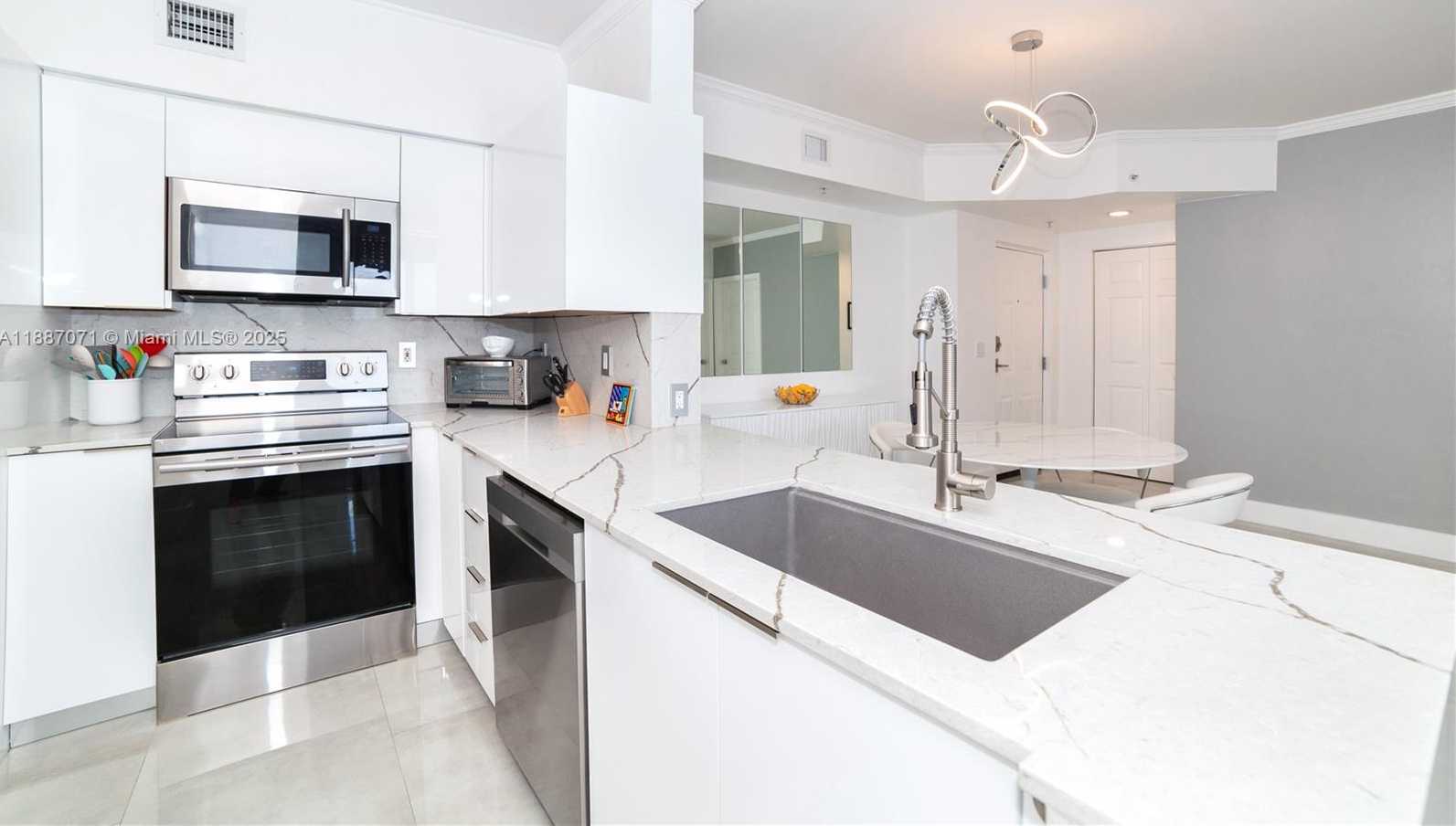 Small Image of 17150 NORTH BAY RD #2905, Sunny Isles Beach Number 2
