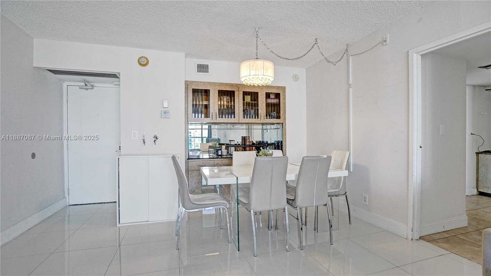 Small Image of 100 BAYVIEW DR #1931, Sunny Isles Beach Number 11