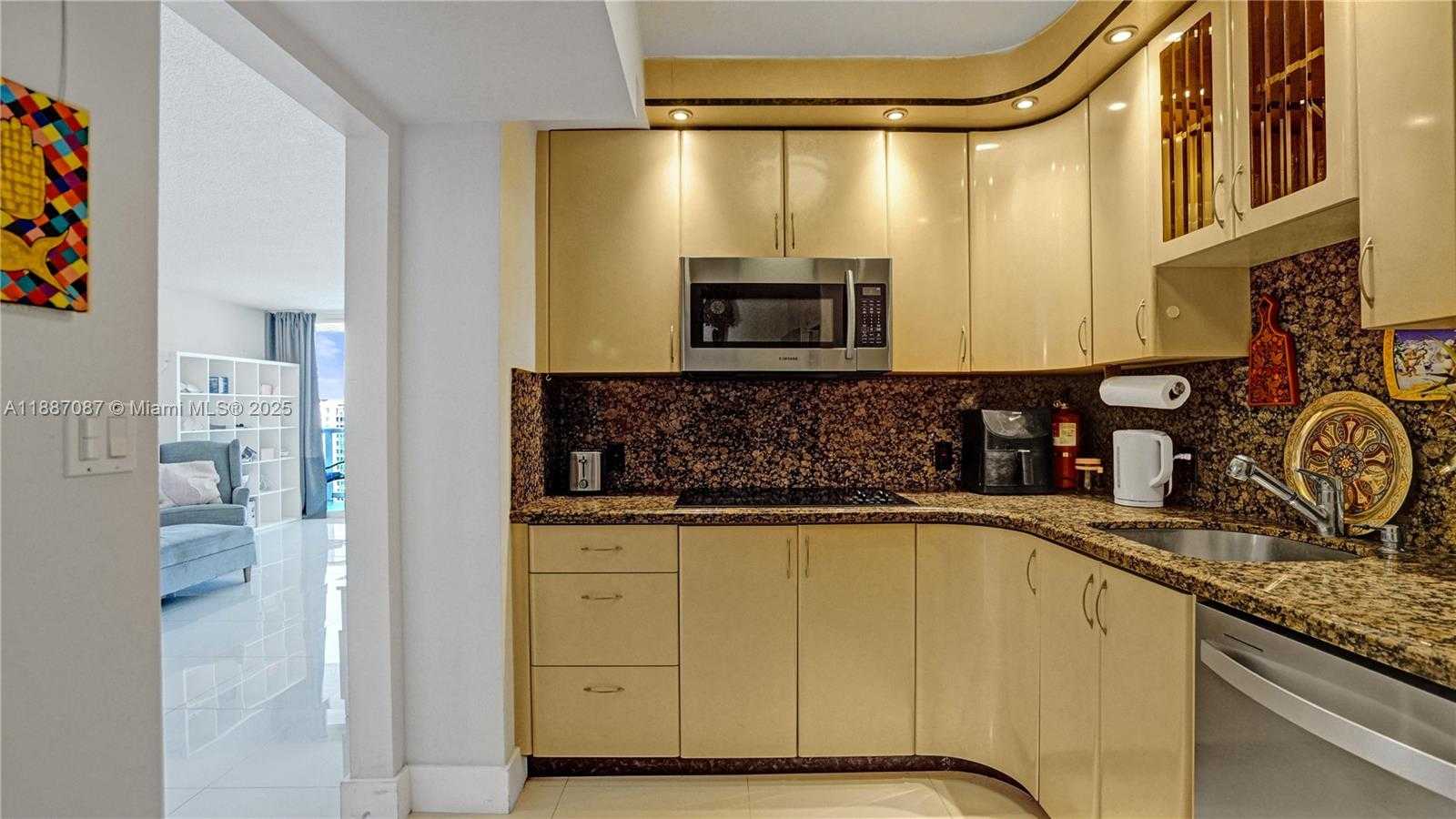 Small Image of 100 BAYVIEW DR #1931, Sunny Isles Beach Number 16