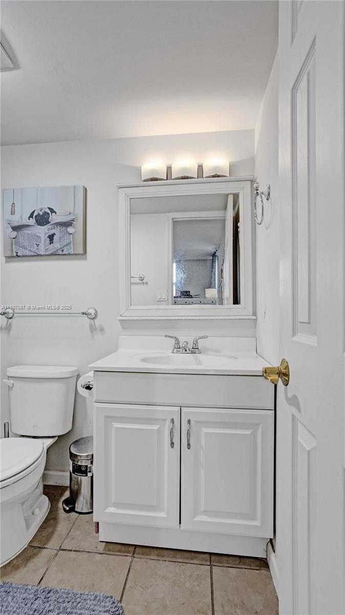 Small Image of 100 BAYVIEW DR #1931, Sunny Isles Beach Number 25