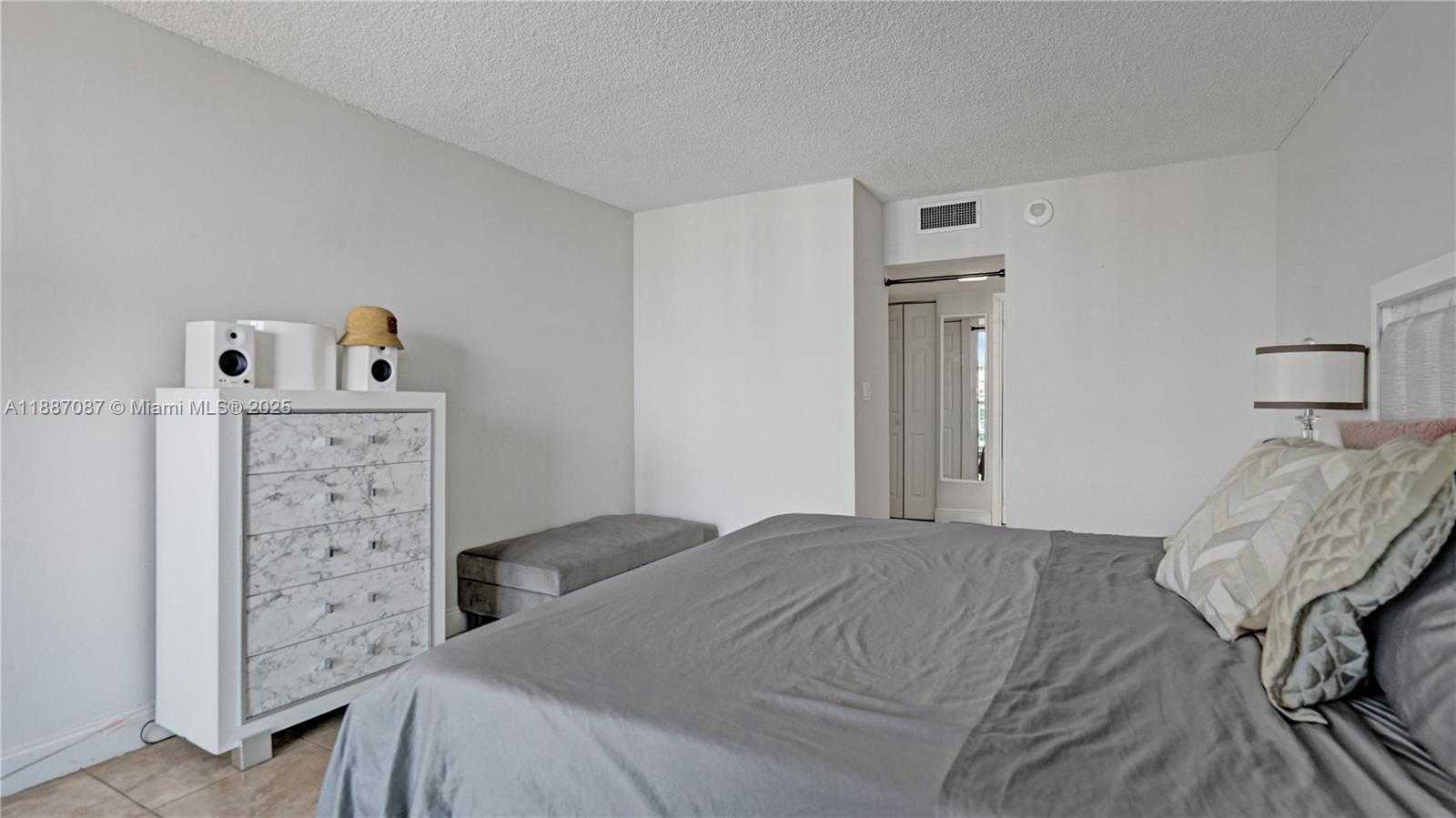 Small Image of 100 BAYVIEW DR #1931, Sunny Isles Beach Number 30