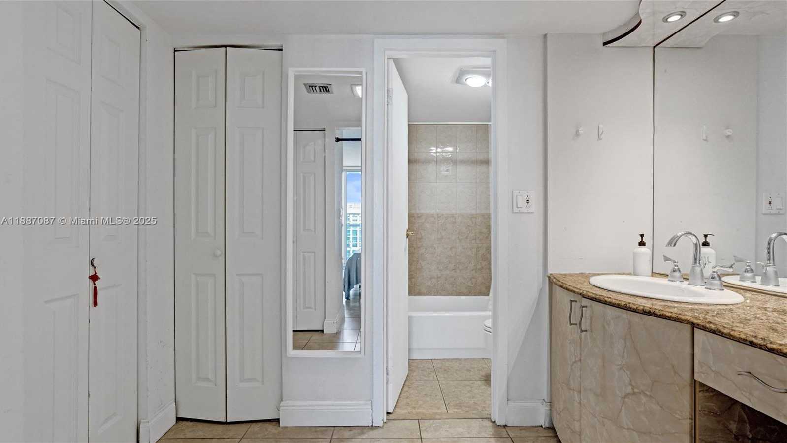 Small Image of 100 BAYVIEW DR #1931, Sunny Isles Beach Number 31