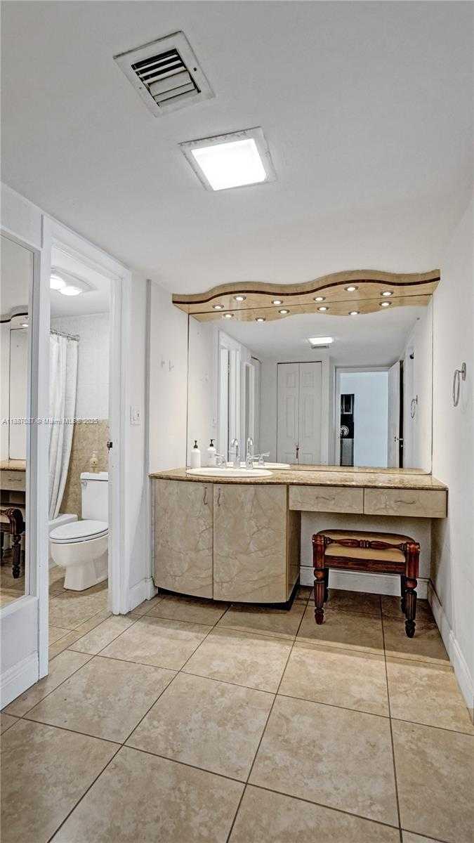 Small Image of 100 BAYVIEW DR #1931, Sunny Isles Beach Number 34