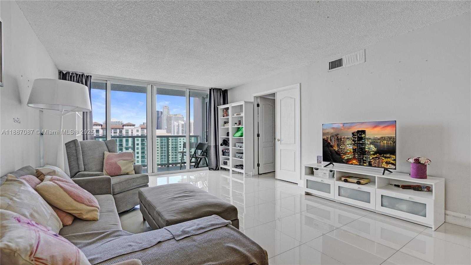 Small Image of 100 BAYVIEW DR #1931, Sunny Isles Beach Number 7