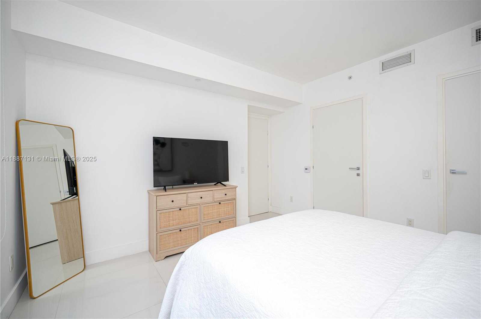 Small Image of 1300 BRICKELL BAY DR #1601, Miami Number 14